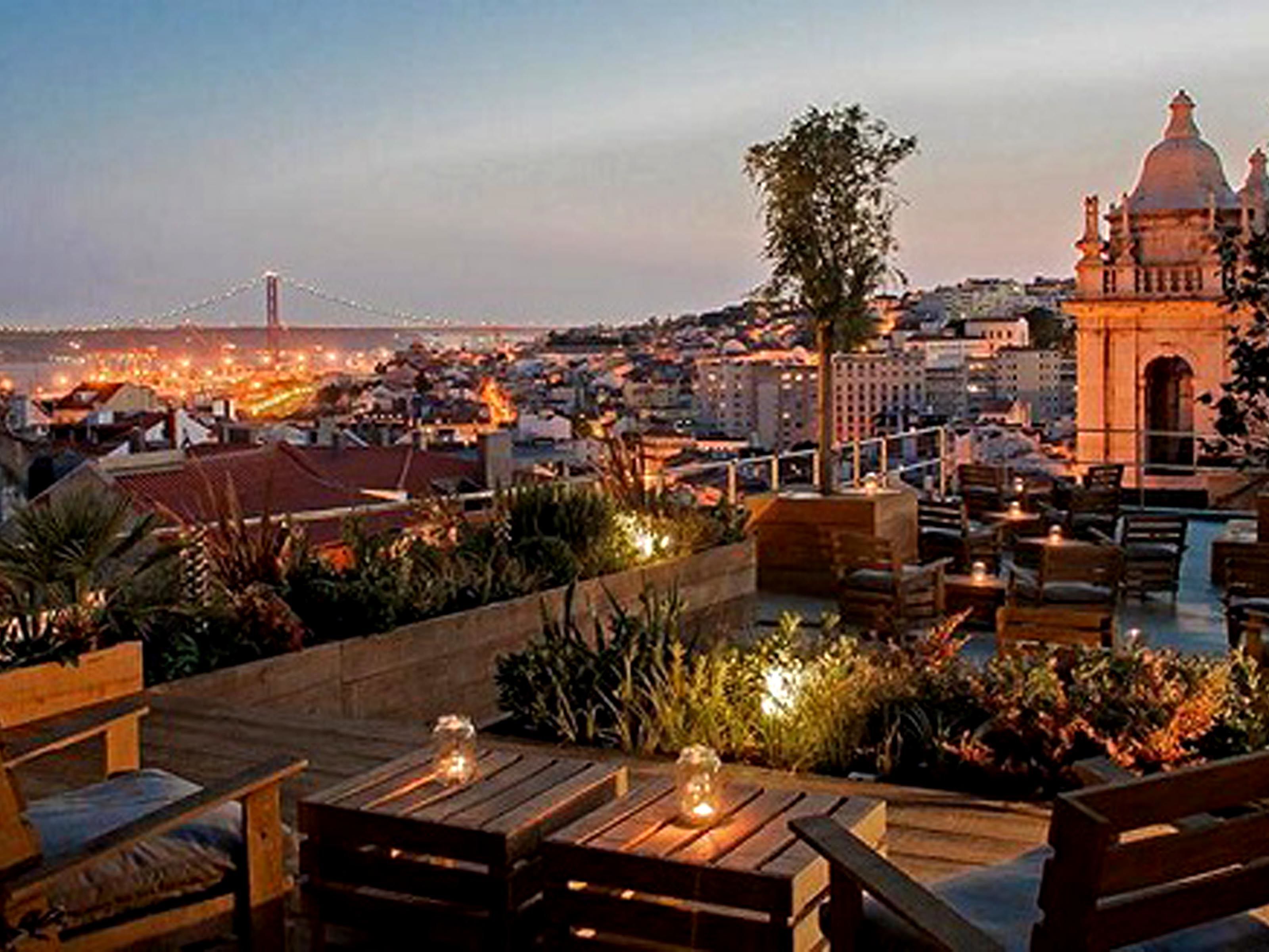 rooftop-bar-crawl-hen-party-in-lisbon